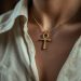 Portez la croix ankh avec style : secrets et significations