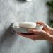 Installer un porte-savon mural : toutes les étapes pour une fixation simple et durable